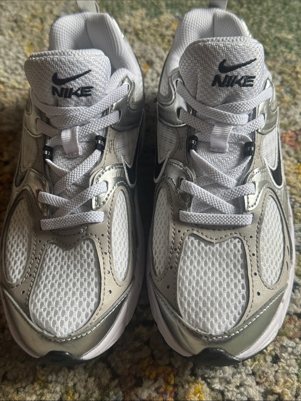NIKE V5 RNR BOYS TENNIS SHOES IN SZ 3Y…WORN ONCE…LIKE NEW! WHITE/VAST GREY! - Picture 2 of 6
